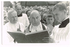 Konsekracja kościoła bp Piotr Gołębiowski